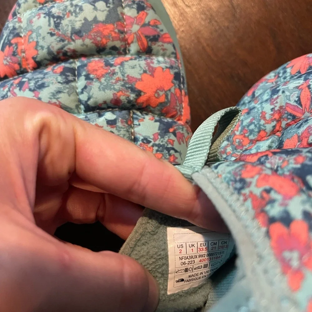 The North Face Kids Floral Slippers - Blue and Red